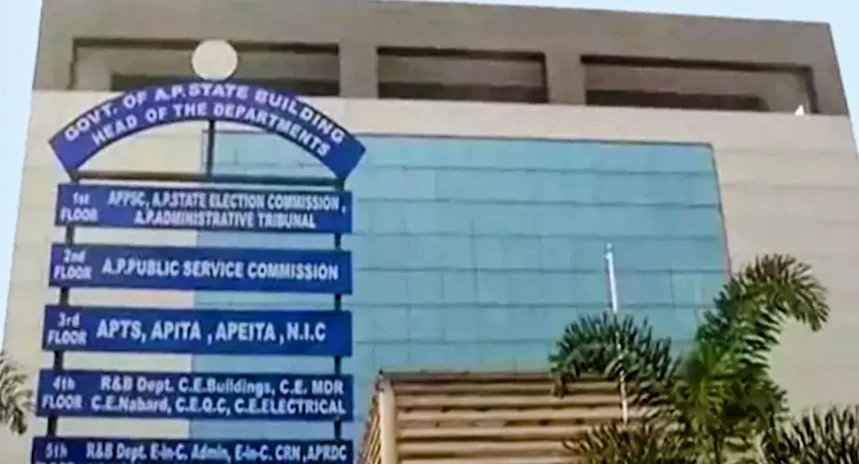 19 పురపాలికలు మినహా మిగతా చోట్ల ఎన్నికలు యథాతథం ..  ఎస్‌ఈసీ అనిల్ చంద్ర పునేఠా సమీక్ష