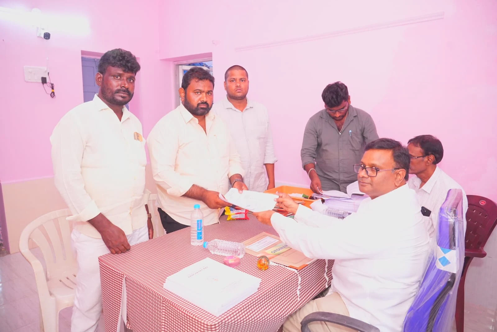 కందుకూరులో ఎంపీటీసీ నామినేషన్ల సందడి ప్రారంభం