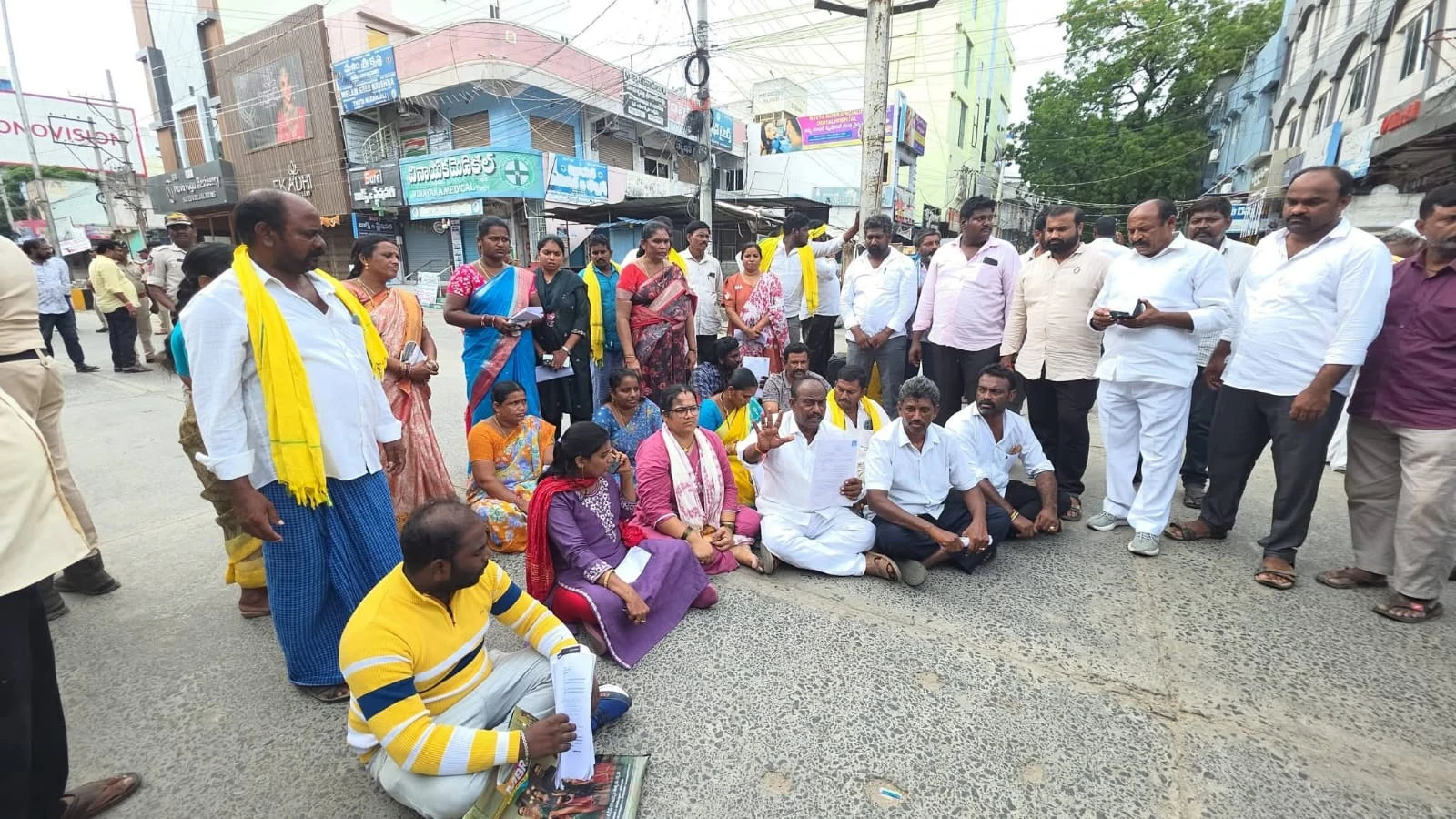 నరసరావుపేటలో టీడీపీ ఎంపీటీసీ అభ్యర్థుల నిరసన