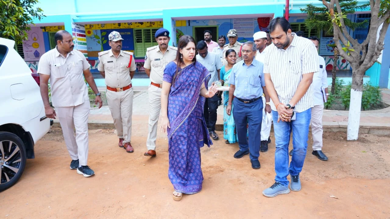 హోలీ ఫ్యామిలీ స్కూల్‌ రిసెప్షన్‌ సెంటర్‌ను పరిశీలించిన కలెక్టర్‌ కృతికా శుక్లా