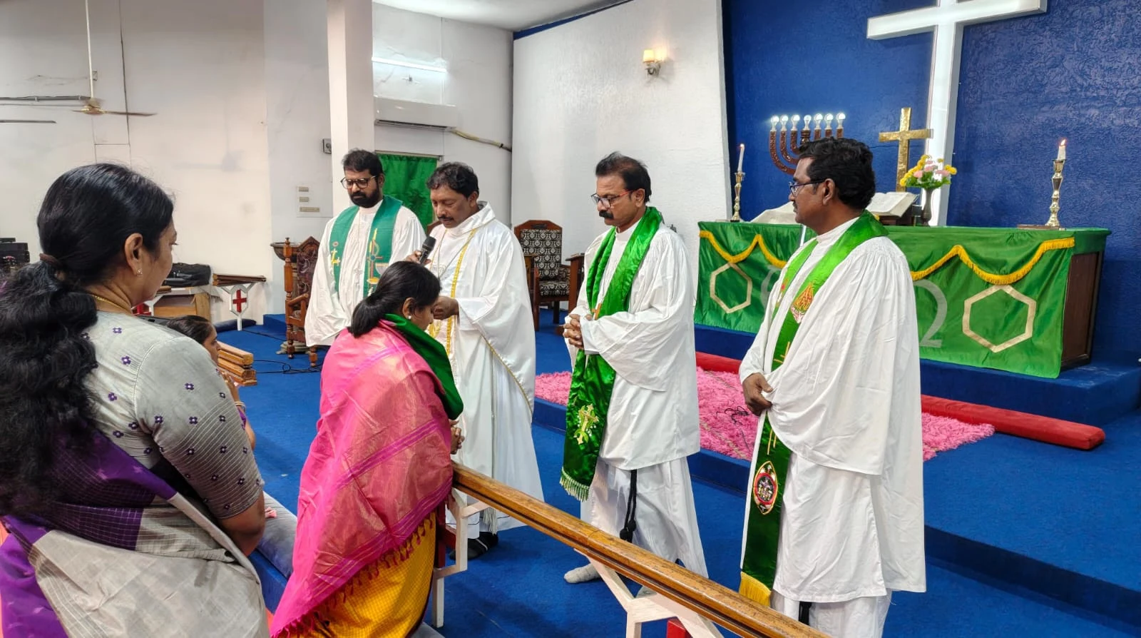 లాడ్జి సెంటర్‌ చర్చిలో లక్ష్మీ అపర్ణ విజయం కోసం ప్రత్యేక ప్రార్థనలు