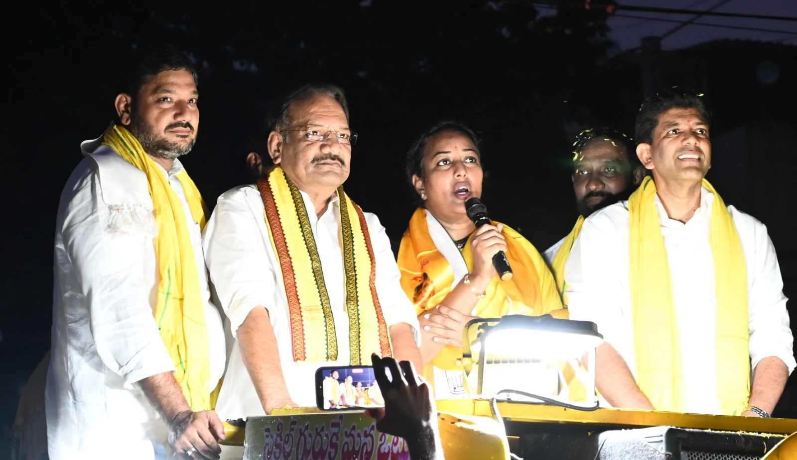 గెలుపు మనదే.. మెజారిటీ చరిత్రాత్మకం కావాలి!మేయర్ అభ్యర్థి కోవెలమూడి లక్ష్మీ అపర్ణ పిలుపు..