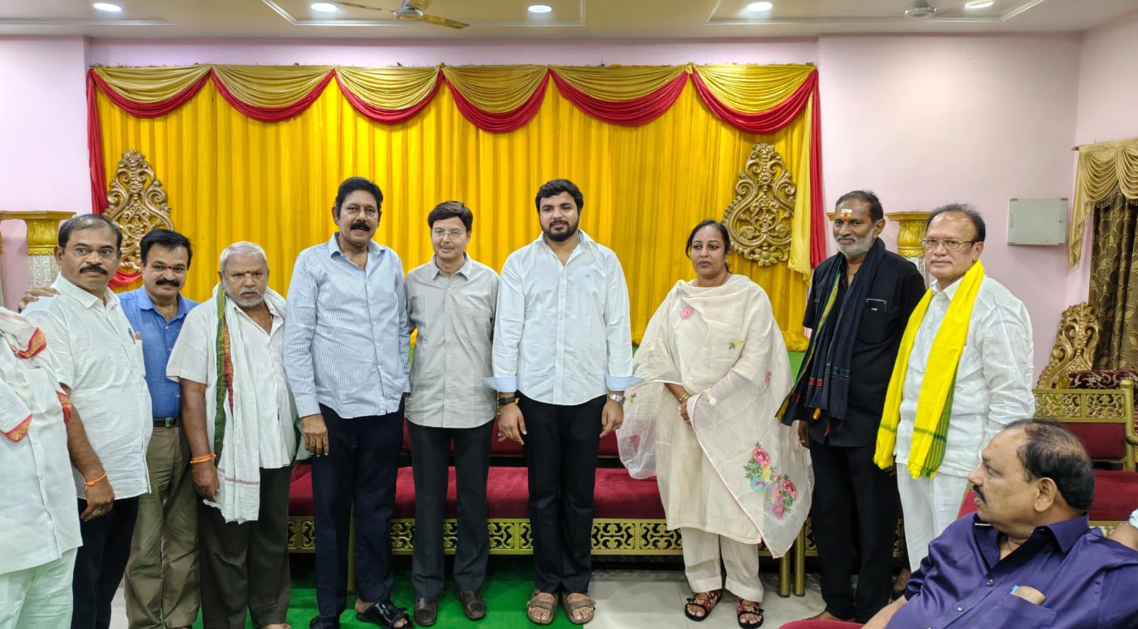భారీ వర్షంలోనూ ప్రజల్లోకి లక్ష్మీ అపర్ణ..!
