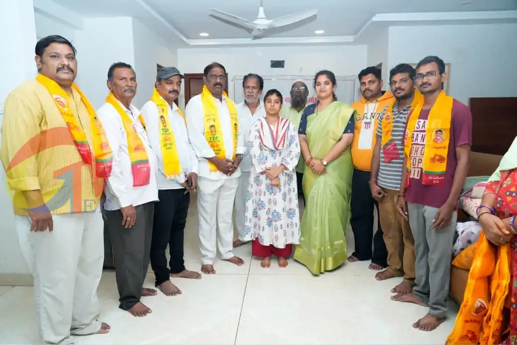 గుంటూరు పశ్చిమంలో టీడీపీలోకి వైసీపీ నేతలు: ఎమ్మెల్యే గళ్ళా మాధవి
