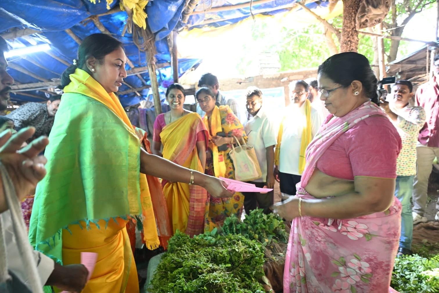 రైతు బజార్‌ను సందర్శించిన లక్ష్మీ అపర్ణ.. సైకిల్ గుర్తుకు ఓటేయాలని అభ్యర్థన